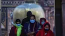 Orang-orang terlihat di Kuil Pashupatinath di Kathmandu, Nepal (16/12/2020). Kuil ini menjabat sebagai kursi dari dewa nasional, Tuhan Pashupatinath, Nepal adalah negara sekuler. (Xinhua/Sulav Shrestha)