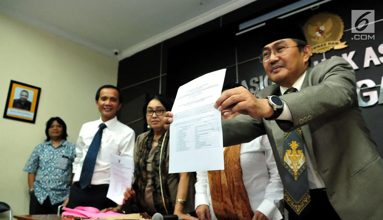 Jimly Asshiddiqie menunjukan daftar 14 nama yang lolos seleksi akhir, di Kantor Komnas HAM, Jakarta, Rabu (2/8). 14 nama itu merupakan bagian dari 28 calon yang sebelumnya menjalani tahapan wawancara terbuka. (Liputan6.com/Helmi Afandi)