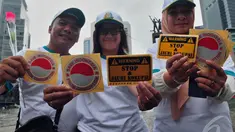 Hari Antikorupsi diperingati dengan membagikan stiker dan bunga di kawasan Bundaran HI, Jakarta, Selasa (12/9/2014). (Liputan6.com/Johan Tallo)
