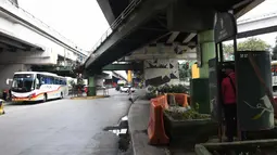 Warga menggunakan toilet umum di sepanjang jalan utama di Manila, Filipina, (24/11). Tidak seperti umumnya, toilet di Filipina ini dibangun di bawah jembatan dan berada di tempat terbuka. (AFP Photo/Ted Aljibe)