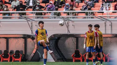 Sejumlah pemain berlatih sebelum laga International Youth Championship (IYC) 2021 di Jakarta International Stadium (JIS), Jakarta, Rabu (13/4/2022). Ajang sepak bola International Youth Championship 2021 (IYC 2021) akan digelar di Stadion JIS pada 13,15,17, dan 19 April. (Liputan6.com/Faizal Fanani)