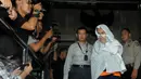 Tersangka kasus dugaan suap terkait rencana proyek pembangunan 12 ruas jalan di Sumatera Barat, Noviyanti selaku sekretaris Komisi III DPR RI, I Putu Sudiartana usai menjalani pemeriksaan di Gedung KPK, Jakarta, Kamis (30/6).(Liputan6.com/Helmi Afandi)