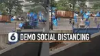 Aksi demo biasanya dilakukan secara rombongan dan berdekat-dekatan. Tetapi karena saat ini sedang masa pandemi Covid-19. Dianjurkan untuk tetap menjaga jarak dan mematuhi protokol kesehatan. Seperti yang dilakukan pendemo ini.