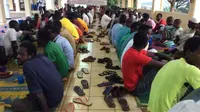 Ratusan orang berkumpul di masjid terbesar di Yaounde untuk sholat dan berbuka puasa. Tapi tidak semua yang hadir di masjid itu Muslim.
