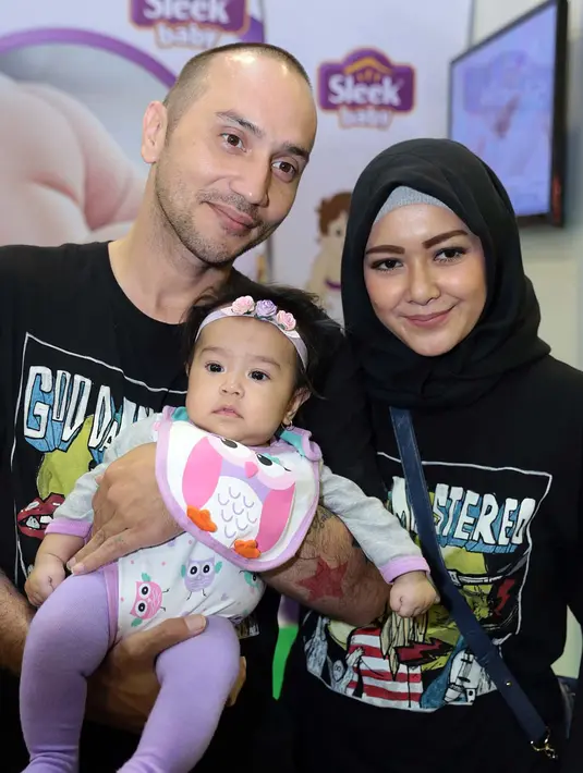 "Tapi saya yang waktu demi waktu kasih lihat perubahan-perubahan karena kalau di ayat hadist Al Quran itu memang wanita muslim yang tidak pakai hijab nanti di neraka rambutnya diiket di atas, ini direbus," ujar Gary Rabu (26/4). (Deki Prayoga/Bintang.com)