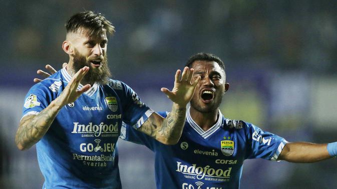 Bek Persib Bandung, Bojan Malisic bersama Ardi Idrus merayakan kemenangan atas Persija Jakarta pada laga Liga 1 di Stadion GBLA, Jawa Barat, Minggu (23/9/2018). Persib menang 3-2 atas Persija. (Bola.com/M Iqbal Ichsan)