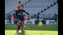 Pemain Juventus, Cristiano Ronaldo menendang bola ke gawang Bologna dalam laga lanjutan Liga Italia di Stadion Allianz, Turin, Minggu (24/1/2021). (Foto: AFP/Miguel Medina)
