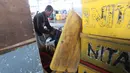 Pedagang menuangkan jeriken berisi air bersih saat didistribusikan kepada pelanggan di Kawasan Muara Angke, Jakarta, Kamis (28/5/2026). (Kapanlagi.com/Budy Santoso)