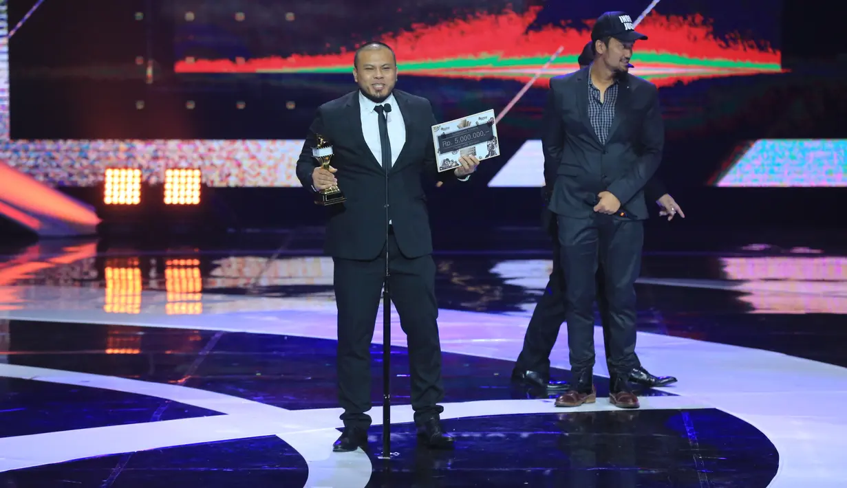 Joko Anwar, sang sutradara film Pengabdi Setan ini juga berhasil membawa pulan piala dalam kategori Sutradara Terbaik di IBOMA 2018. (Adrian Putra/Bintang.com)