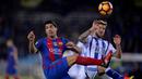 Striker Barcelona, Luis Suarez, berebut bola dengan pemain Real Sociedad, Inigo Martinez, pada pekan ke-13 La Liga Spanyol di Estadio Municipal de Anoeta, Minggu (27/11/2016). (Reuters/Vincent West)