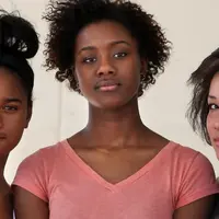 Di lingkaran pertemanan, kamulah yang badannya paling tinggi.