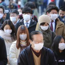 Orang-orang yang memakai masker wajah melakukan tradisi doa untuk Tahun Baru pada hari kerja pertama tahun ini di Kuil Kanda Myojin, di Tokyo, Jepang, Senin (4/1/2021).  Masyarakat Jepang berdoa bersama di kuil tersebut untuk memohon kelancaran bisnis. (AP Photo/Koji Sasahara)