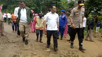 Kabareskrim Komjen Listyo Sigit Prabowo mengunjungi lokasi bencana di Lebak. (Liputan6.com/Yandhi Deslatama)