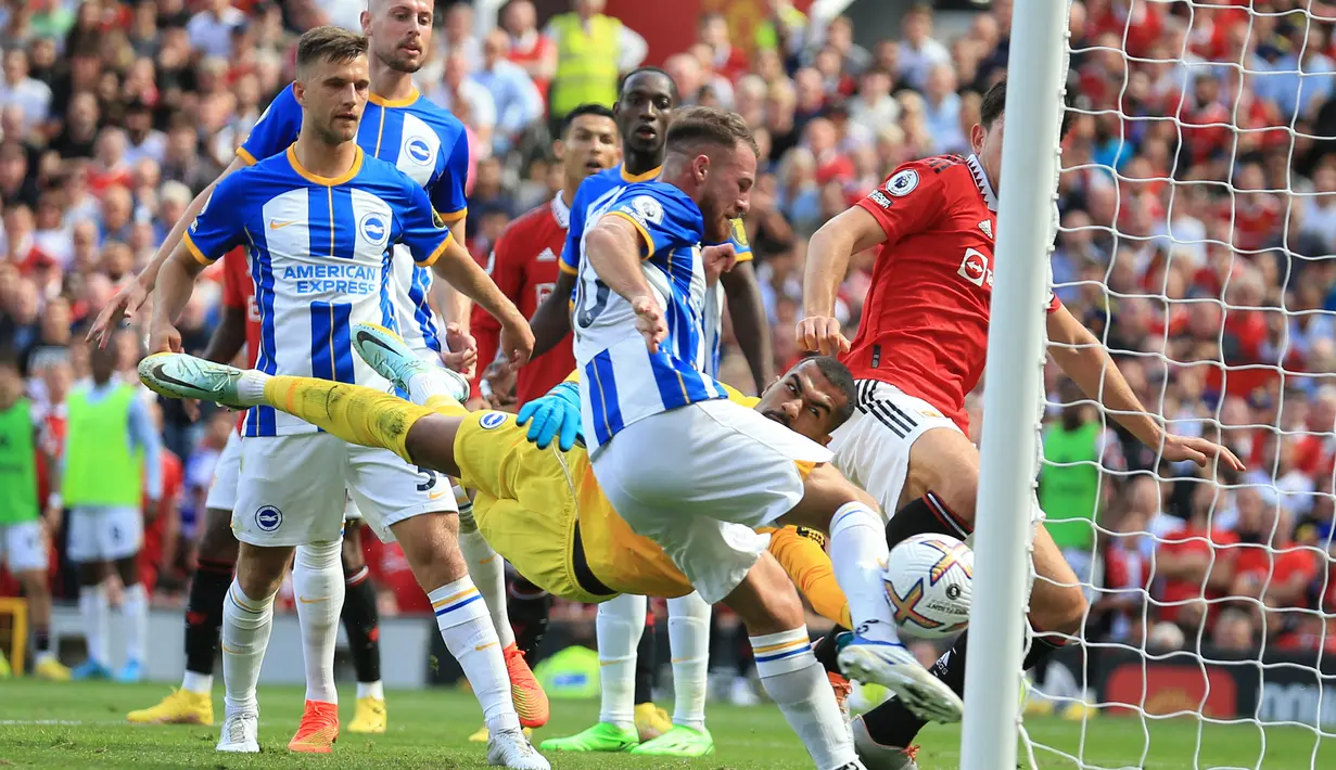 Pekan pertama Liga Inggris telah dimainkan oleh seluruh tim di Premier League musim 2022/2023. Aroma persaingan yang sengit dan penuh tekanan langsung terasa dalam 10 laga tersebut yang terindikasi dengan lahirnya 4 gol bunuh diri yang dibuat oleh 4 pemain berbeda dalam 4 laga. Siapa saja para pelaku gol bunuh diri tersebut? Berikut daftar lengkapnya. (AFP/Lindsey Parnaby)