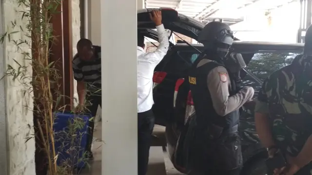 KPK geledah rumah ajudan Bupati Cirebon. (Liputan6.com/Panji Prayitno)