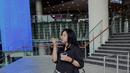 Meski biasanya berat badan bertambah saat sedang hamil, namun Adinda Azani tetap ideal dan tidak terlihat pertambahan berat badan secara signifikan netizen pun memujinya sedemikian rupa. Disebut cantik alami, netizen penasaran dengan wajah anak Adinda dan Armand Zachary nantinya. Selain parasnya, penampilan simpel Adinda dengan dress hitam juga curi perhatian. (Liputan6.com/IG/@dindazani)