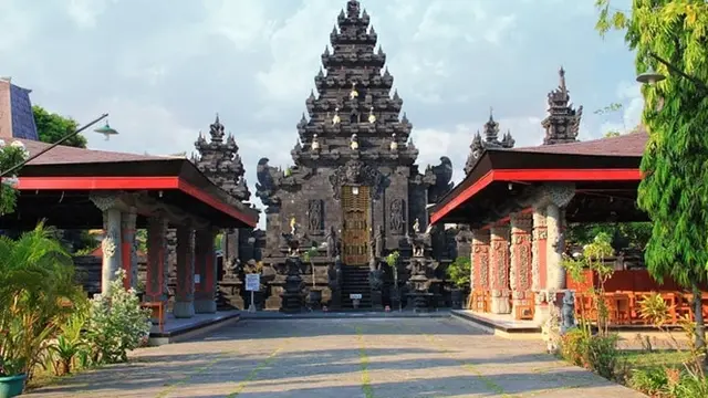 6 Potret Indahnya Pura Agung Jagat Karana Surabaya, Kental Nuansa Bali