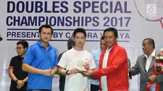 Kevin Sanjaya (tengah) menerima penghargaan atlet berprestasi versi CWIBC di Candra Wijaya Internasional Badminton Centre, Tangerang, Banten, Selasa (19/12). Acara itu membuka Kejuaraan Bulutangkis Nomor Ganda 2017. (Liputan6.com/Helmi Fithriansyah)