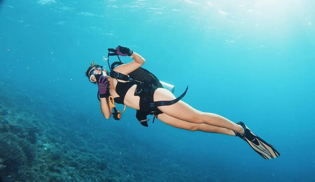 <p>Foto-foto Nia Ramadhani saat diving berhasil memukau netizen. Banyak netizen memuji kecantikan Nia yang tidak terlihat sudah punya tiga anak. Perempuan berusia 32 tahun ini bahkan terlihat percaya diri bak ABG saat berbikini. (Instagram/ramadhaniabakrie)</p>