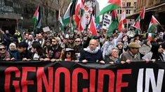 Ratusan pengunjuk rasa pro-Palestina berbaris di jalan-jalan di kawasan pusat bisnis di Sydney pada tanggal 4 Agustus 2024. (Saeed KHAN/AFP)