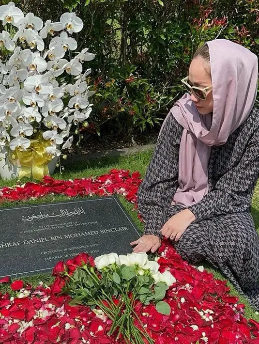 BCL sapaan akrabnya tampil mengenakan gamis panjang motif houndstooth warna hitam salur pink. Ia pun tampil dengan kacamata hitam frame putih.  [@istmebcl}