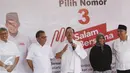 Ketua Badan Pemenangan Pemilu PAN DKI Johan Musyawa (tengah) menyampaikan kata sambutan saat hadir dalam deklarasi dukungan kepada Cagub dan Cawagub DKI Anies Baswedan - Sandiaga Uno di Jakarta, Rabu (22/2). (Liputan6.com/Immanuel Antonius)