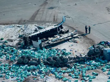 Personel darurat bekerja di lokasi kecelakaan fatal di luar Tisdale, Saskatchewan, Kanada, Sabtu, (7/4). Sebuah bus yang membawa tim hoki Humboldt Broncos junior menabrak truk. (Jonathan Hayward/The Canadian Press via AP)