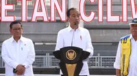 Presiden Jokowi saat meresmikan Sodetan Ciliwung di Jakarta Timur, Senin (31/7/2023). (Muhammad Genantan Saputra/Merdeka.com)