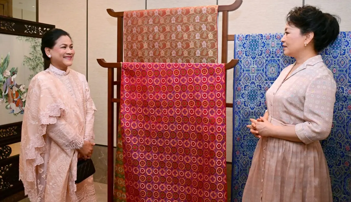 <p>Tunik cantik ini dipadukan dengan selendang brukat di bahu kanan [Dok. Sekretariat Presiden]</p>