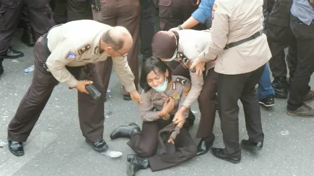 Tiga Polwan Ambruk Usai Bentrok dengan Mahasiswa