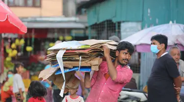 Seorang pria meninggalkan sebuah pasar di Kathmandu, Nepal (22/7/2020). Pemerintah Nepal memutuskan untuk secara resmi mencabut kebijakan karantina wilayah (lockdown) yang telah berlangsung selama hampir empat bulan. (Xinhua/Zhou Shengping)