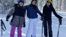 Bersama Jessica Mila, kedua punya tampil dengan pakaian ski mereka. Credit: (@medinadinaaa)