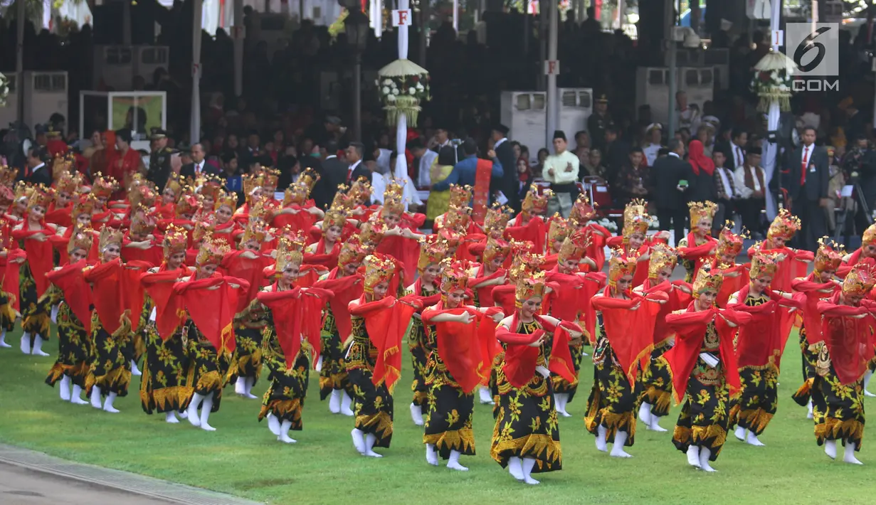 Ratusan Penari menyuguhkan pementasan tarian massal Jejer Kembang Menur di Istana Merdeka, Jakarta, Kamis (17/8). Jejer Kembang Menur merupakan tarian massal dari Banyuwangi. (Liputan6.com/Pool)
