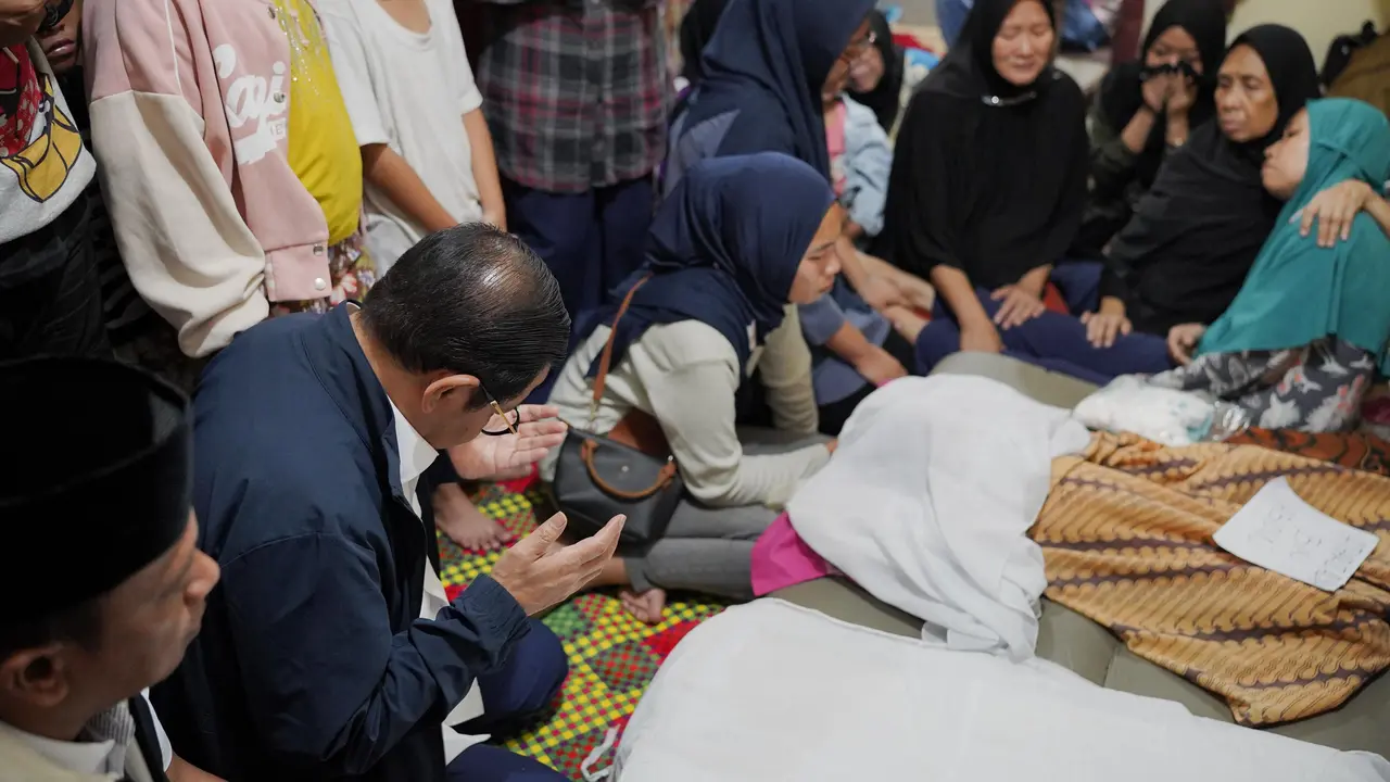 Pramono Anung menyambangi rumah A, bocah dua tahun yang hanyut saat proses evakuasi banjir di Jalan J, Gang Perintis RT 010/RW 010, Kebon Baru, Tebet, Jakarta Selatan.