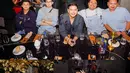 Rambutnya yang tergerai alami turut memperkuat kesan feminin, membuat Marsha tampil bersinar di antara para tamu yang mengenakan denim. [@aruanmarsha].