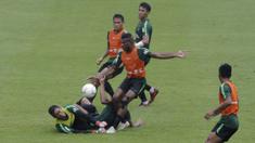 Pemain Timnas Indonesia U-22, Marinus Wanewar, berusaha membobol gawang Satria Tama saat internal games di Stadion Madya, Jakarta, Sabtu (19/1). Latihan ini merupakan persiapan jelang Piala AFF U-22. (Bola.com/Yoppy Renato)