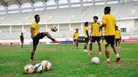 Arema Cronus menyayangkan lapangan di Stadion Aji Imbut, Tenggarong, yang kurang terawat. (Bola.com/Kevin Setiawan)