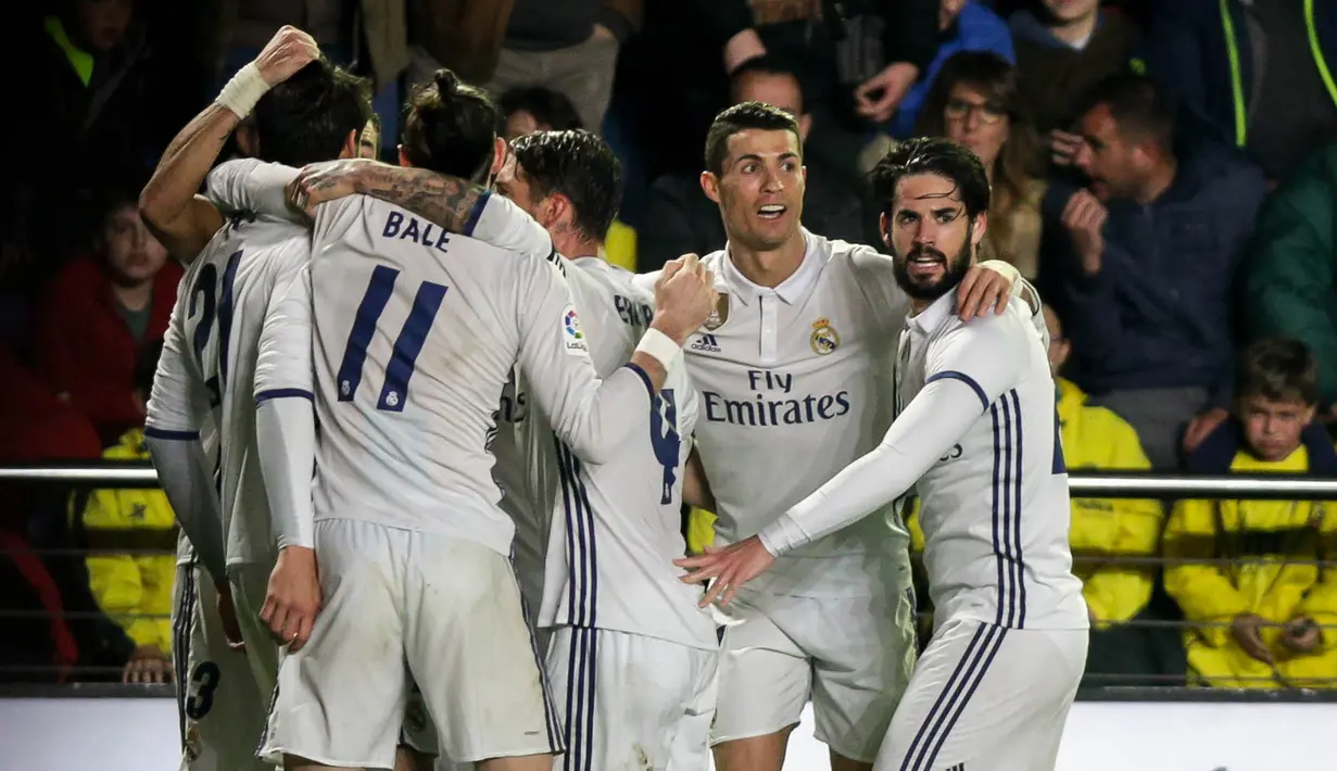 Para pemain Real Madrid merayakan gol yang dicetak Alvaro Morata ke gawang Villarreal pada laga Liga Spanyol di Stadion El Madrigal, Spanyol, Minggu (26/2/2017). Real Madrid menang 3-2 atas Villarreal. (AFP/Biel Alino)
