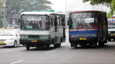 Bus Kopaja dan Metromini melintas di Jalan Jenderal Sudirman, Jakarta, Rabu (4/7). Wagub DKI Jakarta Sandiaga Uno melarang angkutan umum seperti Kopaja dan Metromini melintasi jalan protokol selama Asian Games 2018. (Liputan6.com/Arya Manggala)