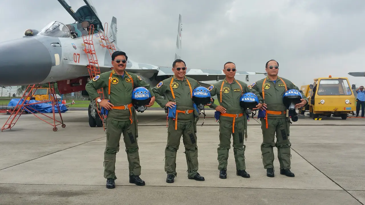 Panglima TNI, Kapolri, KSAD, KSAL, berpakaian pilot tempur di Halim Perdana Kusuma, Rabu (20/12/2017). (Liputan6.com/Nanda Perdana Putra)