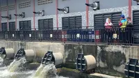Wali Kota Semarang Hevearita G Rahayu (mbak Ita) mengecek kondisi pompa pengendali banjir. Foto: liputan6.com/felek wahyu&nbsp;
