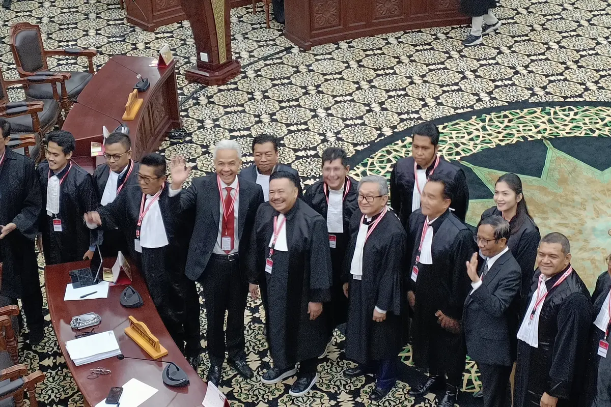 Pasangan Ganjar Pranowo-Mahfud MD tampak akrab dengan Tim Pembela Prabowo Subianto-Gibran Rakabuming Raka di ruang sidang sengketa pilpres di Mahkamah Konstitusi (MK).