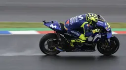 Pebalap Movistar Yamaha, Valentino Rossi, memacu motornya pada MotoGP Argentina di Sirkuit Termas de Rio Hondo, Minggu (8/4/2018). Pada balapan ini dirinya sempat jatuh karena bersenggolan dengan Marc Marquez. (AFP/Juan Mabromata)