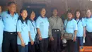 Citizen6, Ponorogo: Anggota Yayasan Bhakti Persatuan foto bersama salah satu penduduk yang mengalami gangguan jiwa.(Pengirim:Aprilia)