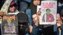 Siswa memegang poster Presiden Indonesia Prabowo Subianto (kanan) dan Kepala Badan Gizi Nasional Dadan Hindayana (kiri) saat protes menentang kenaikan harga Bahan Bakar Minyak (BBM) non-subsidi dan program Makan Siang Gratis (MBG) di Surabaya, Jawa Timur, Rabu 17 Juni 2026. (JUNI KRISWANTO/AFP)