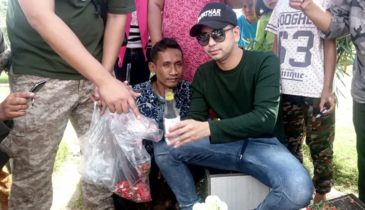 "Sosok Olga nggak bisa diomongin, pasti banyak. Karena kita berteman dan berkawan, kerja bareng bertahun-tahun. Pas Olga nggak ada juga pas agi umrah. Aku langsung umrohin Olganya juga," ungkap Raffi. (Muhamad Altaf Jauhar/Bintang.com)