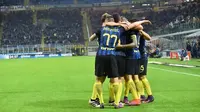 Para pemain Inter Milan merayakan gol ke gawang Torino pada laga Serie A di Giuseppe Meazza, Milan, Rabu (26/10/2016). (AFP/Giuseppe Cacace)