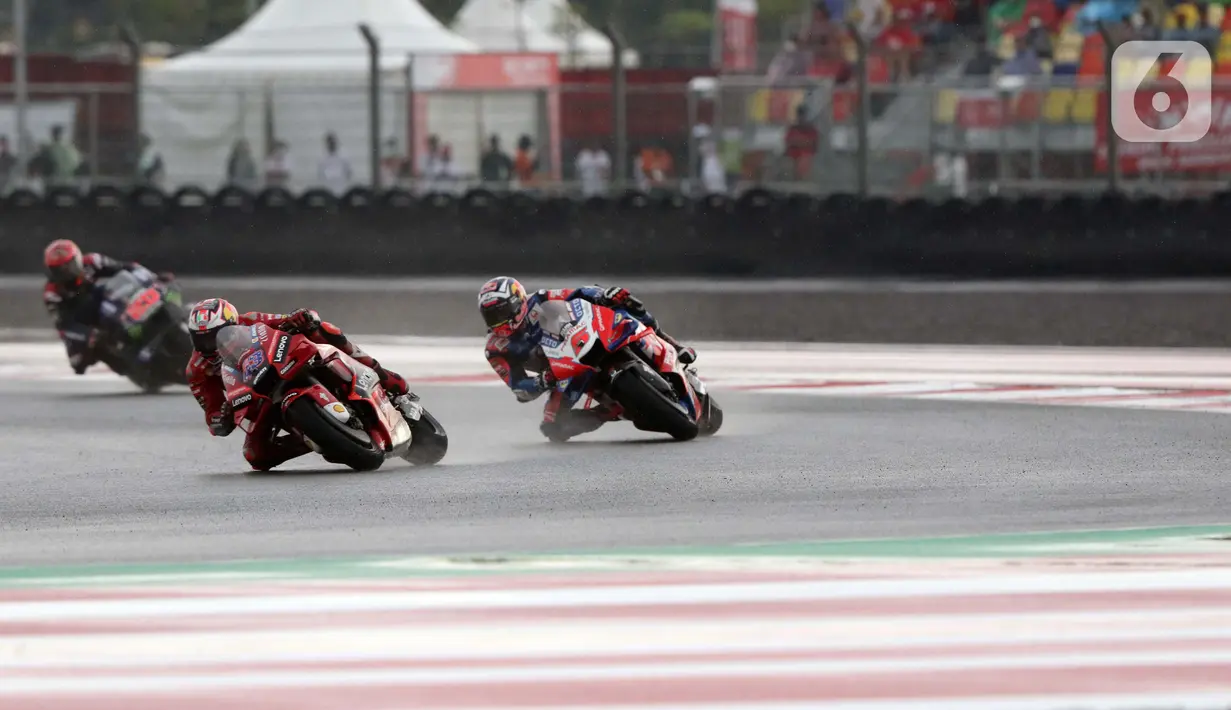Pembalap Ducati Lenovo Team, Jack Miller (tengah) beradu kecepatan dengan Johann Zarco (Pramac Racing) di lintasan Pertamina Mandalika International Street Sirkuit, Nusa Tenggara Barat, Minggu (20/3/2022). (Liputan6.com/Helmi Fithriansyah)