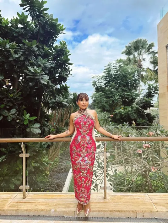 Baru-baru ini menghadiri acara sangjit jelang pernikahan sang adik, Felicia tampak glamor dibalut cheongsam dress dengan detail motif bordiran bunga.