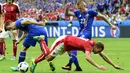 Pemain Islandia berusaha menghentikan pergerakan pemain Austria, Florian Klein, pada laga terakhir Grup F Piala Eropa 2016 di Stade de France, Paris, Rabu (23/6/2016). (AFP/Tobias Schwarz)